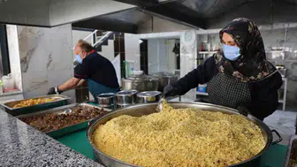 Elazığ’da gönüllüler her gün 300 sofraya sıcak yemek taşıyor
