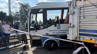 Ankara'da yolcu midibüsü ile hafriyat kamyonu çarpıştı