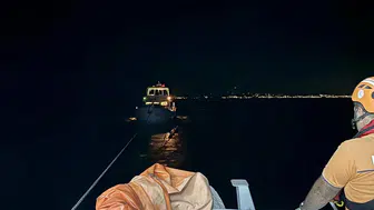 Bodrum açıklarında dokuz kişi taşıyan tekne denizin ortasında mahsur kaldı