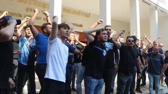 Adana Demirspor taraftarları belediye önünde destek için toplandı