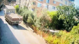 Hatay’da yokuşta geri kayan kamyon bir kadının canını aldı
