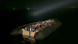 Motoru arızalanan bottaki 31 göçmeni Sahil Güvenlik kurtardı