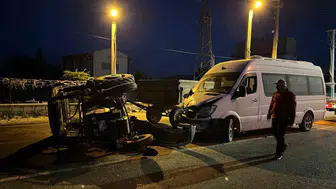 Şuhut yolunda traktör ve minibüs çarpıştı