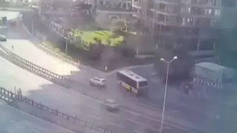 Zeytinburnu'nda İETT otobüsü site duvarına çarptı Kaza anı ve drone görüntüleri ortaya çıktı