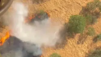 Gölgeli köyü kırsalında yangın sürüyor, söndürme helikopteri havada