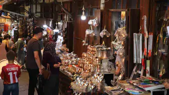Kavurucu sıcağa rağmen Bakırcılar Çarşısı turist akınına uğruyor