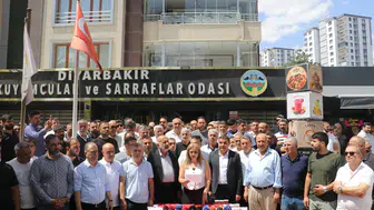 Diyarbakır kuyumcuları kepenkleri indirdi