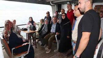Körfezli kıdemli vatandaşlar vapur turuyla moral depoladı