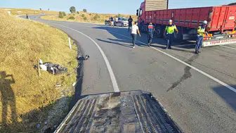 Motosikletli kamyonla çarpıştı, kaskı hayatını değiştirdi
