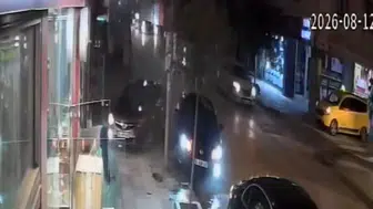 Elazığ’da trafik kazası anı güvenlik kamerasına yansıdı