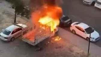 Bağlar sokaklarında park halindeki araç aniden alev aldı