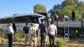 Milas yolunda can pazarı Tur otobüsü TIR’a çarptı