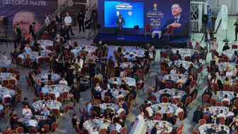 AK Parti çeyrek asırlık geçmişine vefa gösterdi