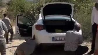 Yol kapalı, sürücü tarla yolunda şarampole yuvarlandı