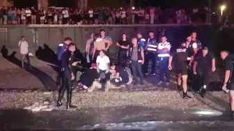 Antalya Konyaaltı sahilinde gece denize giren iki genç yaşamını yitirdi
