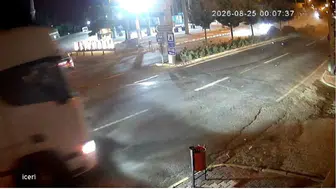 Gece yarısı ters yönde giden otomobil, yakıt yüklü tıra saniyelerle yakalandı