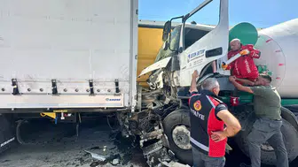 Direksiyon başında uyuyan sürücü park halindeki TIR’lara daldı