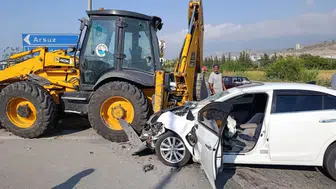 Arsuz'da kavşakta kepçe ile otomobil çarpıştı 2 yaralı