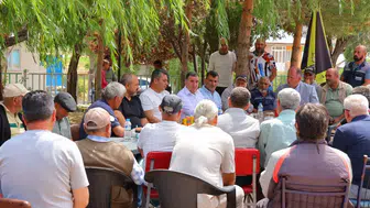 Bayburt Valisi köy meydanında vatandaşları dinledi
