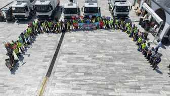 Esenyurtlu minikler sokakları temizleyip yetişkinleri uyardı