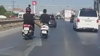 Kara yolunda seyir halindeyken ayağıyla önündeki motosikleti itmeye çalıştı