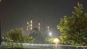 Adana aniden bastıran sağanakla sırılsıklam oldu