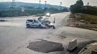 Kavşakta çarpıştılar, 2 kişi araçta sıkıştı