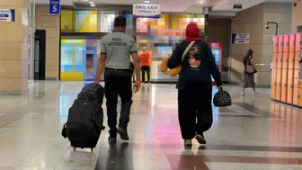 Eskişehir garında tren koltuğuna sıkışan yolcunun zor anları