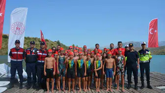 Manavgat'ta zaferin gururu sulara yansıdı: 31 genç sporcu bayrak için kulaç attı