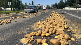 Nevşehir yoluna dökülen bir ton patates trafiği felç etti
