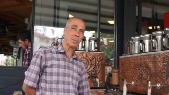 Gölhisar'da 50 yıllık çay ustası Hakkı Etçi'nin enerjisi gençlere taş çıkartıyor