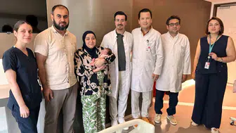 Gebeliğinde omurilik tümörü saptanan anne ve bebeği hayata tutundu