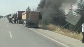 Tırın dorse lastiği yolda alev aldı, sürücü son anda önledi