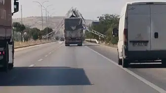 Kamyonun damperi açık kaldı, 6 metrelik tabelayı devirdi
