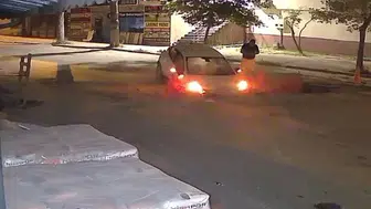 Karasu’da sürücünün fark etmediği çukur aracı yuttu