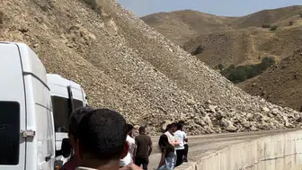 Yüksekova yolunda dev kaya parçaları trafiği durdurdu