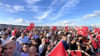 İstanbul semalarında 30 Ağustos coşkusu: SOLOTÜRK izleyenleri büyüledi