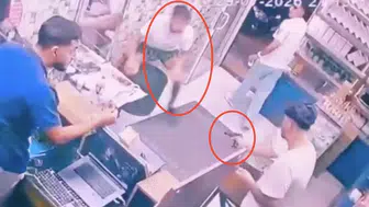 Diyarbakırda telefon dükkanına silahlı baskın anı kamerada