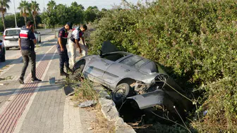 Antalya’da kontrolden çıkan otomobil kaldırımdaki yayayı ezdi