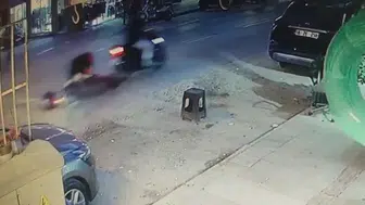 Bursa Gemlik’te açılan çukur yine motosikletliyi yoldan çıkardı