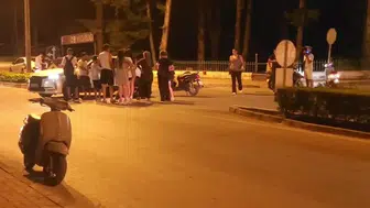 Motosikletli frene bastı, devrildi, otomobile çarptı