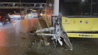 Büyükçekmece'de zincirleme kaza Otomobil İETT otobüsüne çarptı