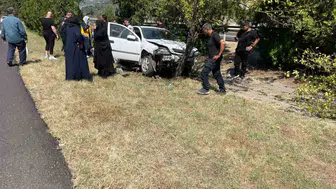 Osmaniye Bahçe yolunda kontrolden çıkan araç ağaca çarptı