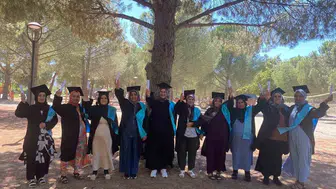 Burhaniye'de kadınlar okuma yazma öğrenip kep fırlattı