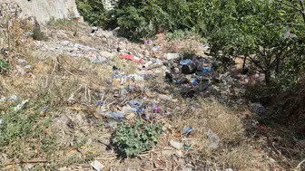 Okul önündeki metruk alan çöplüğe döndü, veliler endişeli