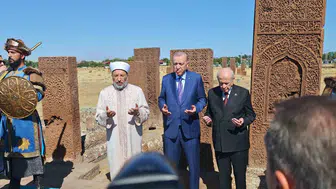 Erdoğan Ahlat'ta tarihi mezarlıkta dua etti, kabine toplanacak