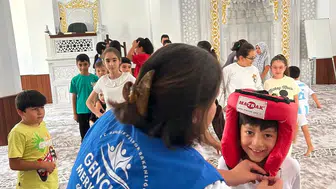 Menteşeli gençler Kur’an kurslarında oyunlarla çocukların yüzünü güldürüyor