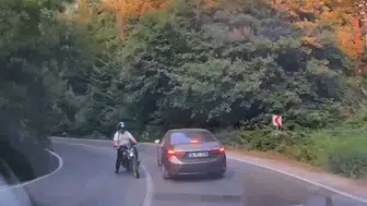 Bolu’da virajı alamayan motosikletli otomobile çarptı