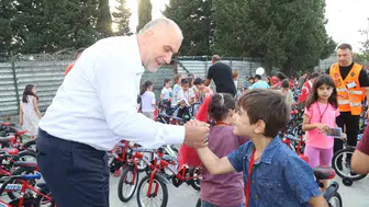 Canik’te camiye giden çocuklar ödüllerini alıyor