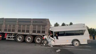 Malatya’da tarım işçilerini taşıyan minibüs TIR’a çarptı